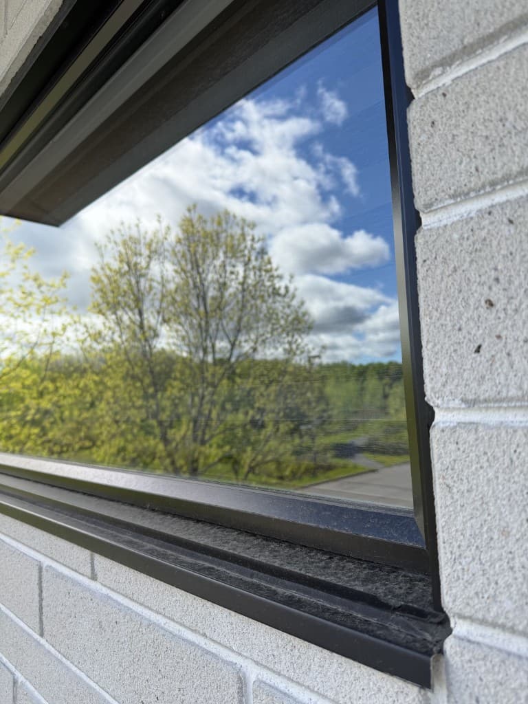 Fenêtre sale avant lavage — traces et saleté sur le vitrage