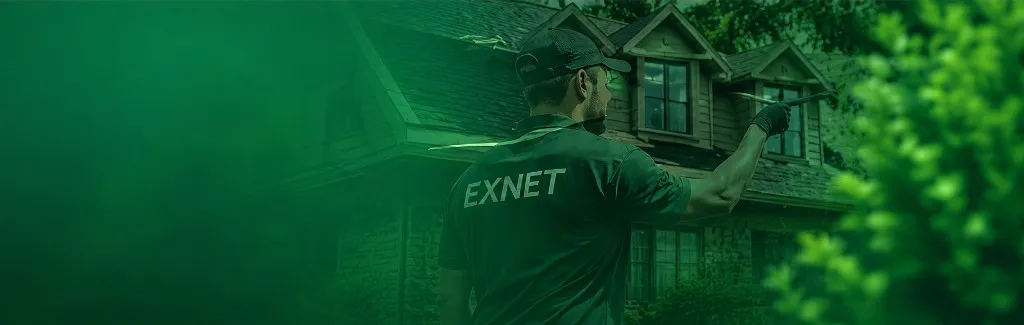 Technicien EXNET nettoyant des gouttières résidentielles au Québec